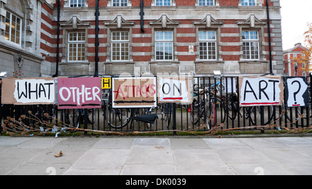 WAS ANDERE ANGRIFFE AUF KUNST? Melden Sie sich am Geländer des Chelsea College of Art und Design KATHY DEWITT Stockfoto