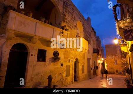 Eine kleine Sqaure Sprosse durch mittelalterliche Stadthäuser im Herzen der Altstadt von Rabat in Gozo in Malta. Stockfoto