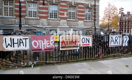 WAS ANDERE ANGRIFFE AUF KUNST? Melden Sie sich am Geländer des Chelsea College of Art und Design KATHY DEWITT Stockfoto