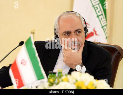 Kuwait-Stadt, Kuwait. 1. Dezember 2013. Iranische Außenminister Mohammad Javad Zarif besucht eine gemeinsame Pressekonferenz mit seinem Amtskollegen Kuwait Scheich Sabah al-Khaled al-Hamed al-Sabah (nicht im Bild) im kuwaitischen Außenministerium in Kuwait-Stadt, Kuwait am 1. Dezember 2013. Bildnachweis: Xinhua/Alamy Live-Nachrichten Stockfoto