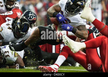 13. Dezember 2010 Gebühren - Houston, Texas, Vereinigte Staaten von Amerika - Baltimore Ravens Runningback Willis McGahee (23) nach vorne zum Touchdown während des Spiels zwischen den Houston Texans und die Baltimore Ravens. Die Ravens besiegte die Texaner 34-28 in der Overtime. (Kredit-Bild: © Jerome Miron/Southcreek Global/ZUMAPRESS.com) Stockfoto