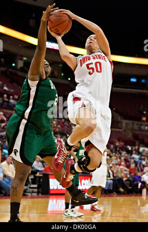 14. Dezember 2010 - Columbus, Ohio, Vereinigte Staaten von Amerika - Ohio Landesuniversität Sophomore vorwärts Emilee Harmon (#50) und University of South Carolina - Upstate Senior vorwärts Chelsea McMillan (#21) in der ersten Phase des Spiels in der Wert-City-Arena im Jerome Schottenstein Center in Columbus, Ohio Dienstagabend 14. Dezember 2010. Die Buckeyes führen die Lady Spartans 46-2 Stockfoto