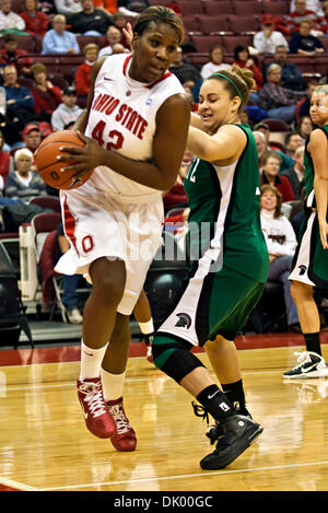 14. Dezember 2010 - Columbus, Ohio, Vereinigte Staaten von Amerika - Ohio Landesuniversität Senior Center Jantel Lavendel (#42) und University of South Carolina - Upstate Freshman Guard/Forward Madisen Webb (#11) in der ersten Phase des Spiels in der Wert-City-Arena im Jerome Schottenstein Center in Columbus, Ohio Dienstagabend 14. Dezember 2010. Die Buckeyes führen die Lady Spartaner 46 Stockfoto