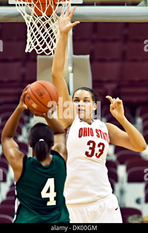 14. Dezember 2010 - Columbus, Ohio, Vereinigte Staaten von Amerika - Freshman Zentrum Ashley Adams (#33) Ohio State University und University of South Carolina - Upstate Freshman vorwärts Kim Roach (#4) in der zweiten Phase des Spiels in der Wert-City-Arena im Jerome Schottenstein Center in Columbus, Ohio Dienstagabend 14. Dezember 2010. Die Buckeyes besiegte die Lady Spartans 87-55 Stockfoto