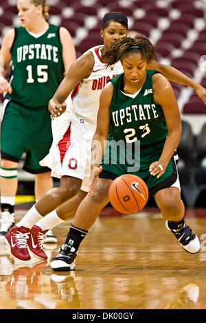 14. Dezember 2010 - Columbus, Ohio, Vereinigte Staaten von Amerika - Ohio Landesuniversität Sophomore Guard Tayler Hill (#4) und University of South Carolina - Upstate Sophomore Guard Tee'Ara Copney (#23) in der ersten Phase des Spiels in der Wert-City-Arena im Jerome Schottenstein Center in Columbus, Ohio Dienstagabend 14. Dezember 2010. Die Buckeyes besiegte die Lady Spartans 87-55 Stockfoto