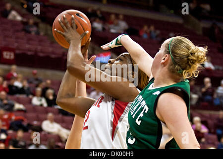 14. Dezember 2010 - Columbus, Ohio, Vereinigte Staaten von Amerika - Ohio Landesuniversität Senior Center Jantel Lavendel (#42) und University of South Carolina - Upstate Sophomore vorwärts Lauren McRoberts (#15) in der ersten Phase des Spiels in der Wert-City-Arena im Jerome Schottenstein Center in Columbus, Ohio Dienstagabend 14. Dezember 2010. Die Buckeyes besiegte die Lady Spartans Stockfoto