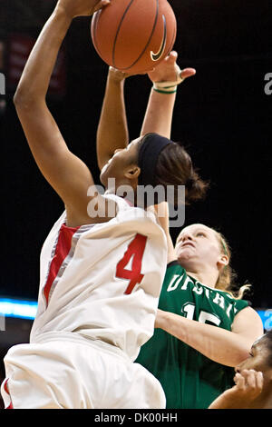 14. Dezember 2010 - Columbus, Ohio, Vereinigte Staaten von Amerika - Ohio Landesuniversität Sophomore Guard Tayler Hill (#4) und University of South Carolina - Upstate Sophomore vorwärts Lauren McRoberts (#15) in der ersten Phase des Spiels in der Wert-City-Arena im Jerome Schottenstein Center in Columbus, Ohio Dienstagabend 14. Dezember 2010. Die Buckeyes besiegte die Lady Spartaner 87 Stockfoto