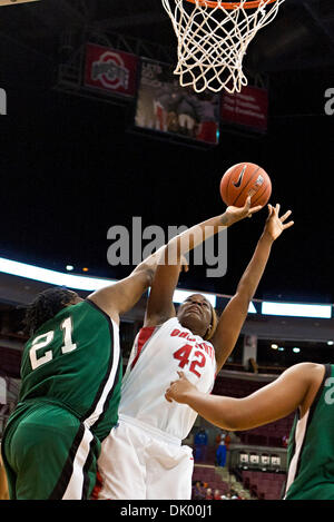 14. Dezember 2010 - Columbus, Ohio, Vereinigte Staaten von Amerika - Ohio Landesuniversität Senior Center Jantel Lavendel (#42) und University of South Carolina - Upstate Senior vorwärts Chelsea McMillan (#21) in der zweiten Phase des Spiels in der Wert-City-Arena im Jerome Schottenstein Center in Columbus, Ohio Dienstagabend 14. Dezember 2010. Die Buckeyes besiegte die Lady Spartaner 8 Stockfoto