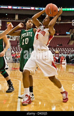 14. Dezember 2010 - Columbus, Ohio, Vereinigte Staaten von Amerika - Ohio Landesuniversität Sophomore Guard Tayler Hill (#4) und University of South Carolina - Upstate Senior Wache Sharniece Wadelington (#10) in der zweiten Phase des Spiels in der Wert-City-Arena im Jerome Schottenstein Center in Columbus, Ohio Dienstagabend 14. Dezember 2010. Die Buckeyes besiegte die Lady Spartaner 8 Stockfoto