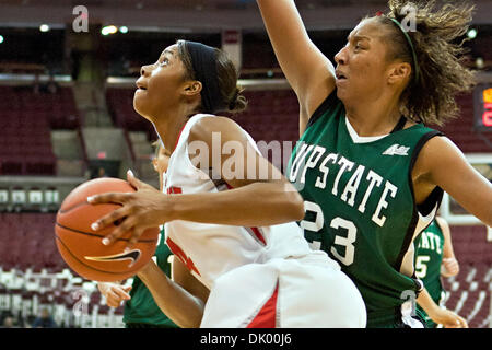 14. Dezember 2010 - Columbus, Ohio, Vereinigte Staaten von Amerika - Ohio Landesuniversität Sophomore Guard Tayler Hill (#4) und University of South Carolina - Upstate Sophomore Guard Tee'Ara Copney (#23) in der zweiten Phase des Spiels in der Wert-City-Arena im Jerome Schottenstein Center in Columbus, Ohio Dienstagabend 14. Dezember 2010. Die Buckeyes besiegte die Lady Spartans 87-55 Stockfoto