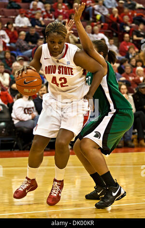 14. Dezember 2010 - Columbus, Ohio, Vereinigte Staaten von Amerika - Ohio Landesuniversität Senior Center Jantel Lavendel (#42) und University of South Carolina - Upstate Freshman vorwärts Kim Roach (#4) in der ersten Phase des Spiels in der Wert-City-Arena im Jerome Schottenstein Center in Columbus, Ohio Dienstagabend 14. Dezember 2010. Die Buckeyes besiegte die Lady Spartans 87-55 Stockfoto