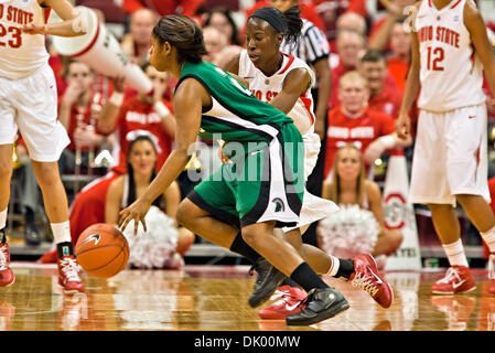 14. Dezember 2010 - Columbus, Ohio, Vereinigte Staaten von Amerika - Ohio Landesuniversität Sophomore Guard Amber Stokes (#3) und University of South Carolina - Upstate Freshman Wache Kyana Jacobs (#2) in der zweiten Phase des Spiels in der Wert-City-Arena im Jerome Schottenstein Center in Columbus, Ohio Dienstagabend 14. Dezember 2010. Die Buckeyes besiegte die Lady Spartans 87-55 Stockfoto