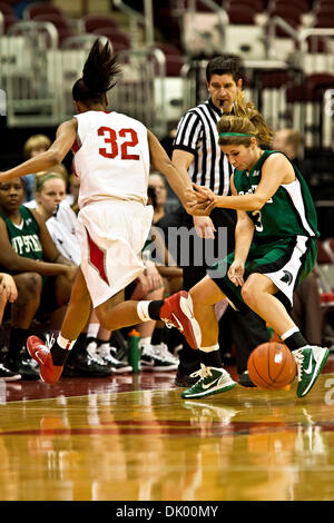 14. Dezember 2010 - Columbus, Ohio, Vereinigte Staaten von Amerika - Ohio Landesuniversität Freshman Wache Brianna Sanders (#32) und University of South Carolina - Upstate Freshman Wache Kelci Freds (#3) in der zweiten Phase des Spiels in der Wert-City-Arena im Jerome Schottenstein Center in Columbus, Ohio Dienstagabend 14. Dezember 2010. Die Buckeyes besiegte die Lady Spartans 87-55 Stockfoto