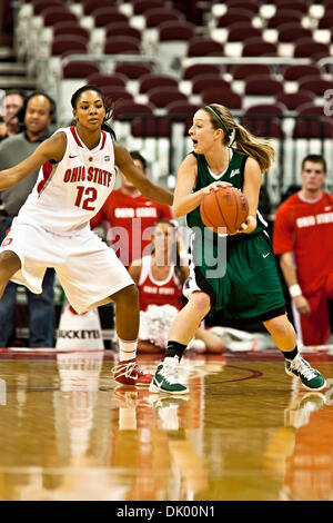 14. Dezember 2010 - Columbus, Ohio, Vereinigte Staaten von Amerika - Ohio Landesuniversität Senior Guard Alison Jackson (#12) und University of South Carolina - Upstate Freshman Wache Logan Castlebury (#5) in der zweiten Phase des Spiels in der Wert-City-Arena im Jerome Schottenstein Center in Columbus, Ohio Dienstagabend 14. Dezember 2010. Die Buckeyes besiegte die Lady Spartans 87-5 Stockfoto