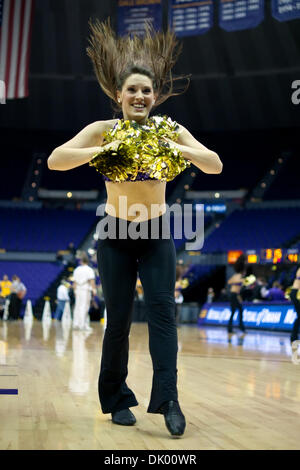 14. Dezember 2010 - Baton Rouge, Louisiana, Vereinigte Staaten von Amerika - 14. Dezember 2010: LSU gewann das Spiel 77-47, die LSU Tigers Girls unterhalten das Publikum während des Spiels; Baton Rouge, Louisiana (Kredit-Bild: © John Korduner/Southcreek Global/ZUMAPRESS.com) Stockfoto