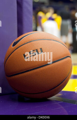 14. Dezember 2010 - Baton Rouge, Louisiana, Vereinigte Staaten von Amerika - 14. Dezember 2010: Texas Southern bei LSU - A LSU Basketball ruht auf der Seitenlinie bei einem Timeout; Baton Rouge, Louisiana (Kredit-Bild: © John Korduner/Southcreek Global/ZUMAPRESS.com) Stockfoto