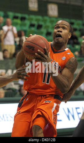 15. Dezember 2010 - Tampa, Tampa, Vereinigte Staaten von Amerika - Auburn Tigers bewachen Josh Wallace (11) Laufwerke in den Korb im Spiel zwischen der South Florida Bulls und die Tigers bei der Sundome in Tampa, Fla, Mittwoch, 15. Dezember 2010.  Die Bulls führte die Tiger 28-24 bei der Hälfte. (Kredit-Bild: © Margaret Bowles/Southcreek Global/ZUMAPRESS.com) Stockfoto