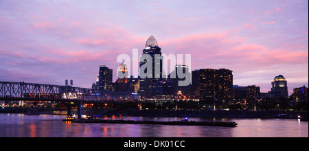 Die Skyline von Cincinnati Ohio kurz nach Sonnenuntergang am Abend Feuerwerk, Panorama View, ca, USA Stockfoto