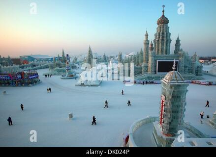 Harbin, Provinz HEILONGJIANG, CHINA. 5. Januar 2013. Der 14. Harbin Ice and Snow Festival, angepriesen als das weltweit größte Eis und Schnee Festival eröffnet in Harbin, der Hauptstadt der chinesischen nördlichen Provinz Heilongjiang in der Nähe von Russland, 5. Januar 2013. Das Festival wächst in internationale Aufmerksamkeit in schiere Größe und Chinas Wirtschaft wächst, die Größe und Anzahl von seinen Eisskulpturen jährlich zu erhöhen. Stephen Shaver/ZUMAPRESS.com/Alamy © Live-Nachrichten Stockfoto