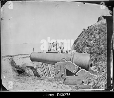 Dieses historische Foto zeigt eine Fernansicht von Fort Sumter im Charleston Harbor im Jahr 1865, kurz nach dem Ende des Amerikanischen Bürgerkriegs. Das Fort spielte eine entscheidende Rolle beim Beginn des Krieges und dessen späterer Ausgang. Stockfoto