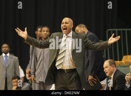 18. Dezember 2010 - Tampa, Proteste Tampa, Vereinigte Staaten von Amerika - South Florida Cheftrainer Stan Heath ein Foul genannt spät im Spiel zwischen den Bullen und James Madison Dukes am Sundome in Tampa, Fla, Samstag, 18. Dezember 2010.   Die Herzöge besiegt die Bulls 66-61. (Kredit-Bild: © Margaret Bowles/Southcreek Global/ZUMAPRESS.com) Stockfoto