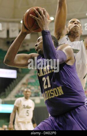 18. Dezember 2010 - Tampa, Tampa, Vereinigte Staaten von Amerika - James Madison Dukes nach vorne kommt Denzel Bowles (21) mit den Abpraller im Spiel zwischen der South Florida Bulls und die Herzöge bei der Sundome in Tampa, Fla, Samstag, 18. Dezember 2010.   Die Herzöge besiegt die Bulls 66-61. (Kredit-Bild: © Margaret Bowles/Southcreek Global/ZUMAPRESS.com) Stockfoto