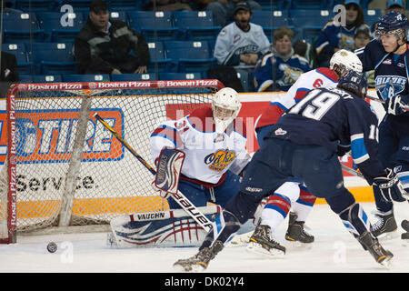 18. Dezember 2010 - Saskatoon, Saskatchewan, Canada - Edmonton Oil Kings Goalie Laurent Brossoit (#31) löscht den Puck in Aktion während der Saskatoon Blades Vs Edmonton Oil Kings Spiel im Credit Union Centre in Saskatoon. (Kredit-Bild: © Derek Mortensen/Southcreek Global/ZUMAPRESS.com) Stockfoto