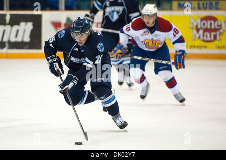 18. Dezember 2010 - Saskatoon, Saskatchewan, Kanada - Saskatoon Blades linker Verteidiger Alex Elliott (#25) löscht den Puck in Aktion während der Saskatoon Blades Vs Edmonton Oil Kings Spiel im Credit Union Centre in Saskatoon. (Kredit-Bild: © Derek Mortensen/Southcreek Global/ZUMAPRESS.com) Stockfoto