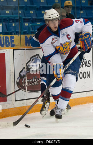 18. Dezember 2010 - Saskatoon, Saskatchewan, Canada - Edmonton Oil Kings Verteidiger Mark Pysyk (#3) spielt den Puck in Aktion bei den Saskatoon Blades Vs Edmonton Oil Kings Spiel im Credit Union Centre in Saskatoon. (Kredit-Bild: © Derek Mortensen/Southcreek Global/ZUMAPRESS.com) Stockfoto