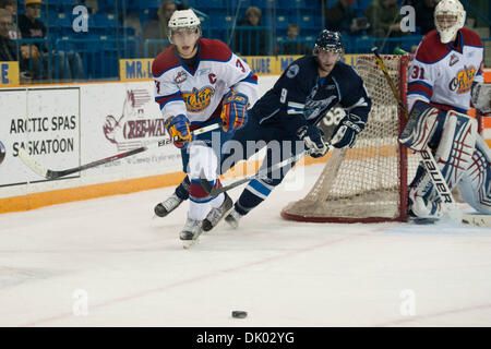 18. Dezember 2010 - Saskatoon, Saskatchewan, Canada - Edmonton Oil Kings Verteidiger Mark Pysyk (#3) löscht den Puck um das Netz in Aktion während der Saskatoon Blades Vs Edmonton Oil Kings Spiel im Credit Union Centre in Saskatoon. (Kredit-Bild: © Derek Mortensen/Southcreek Global/ZUMAPRESS.com) Stockfoto