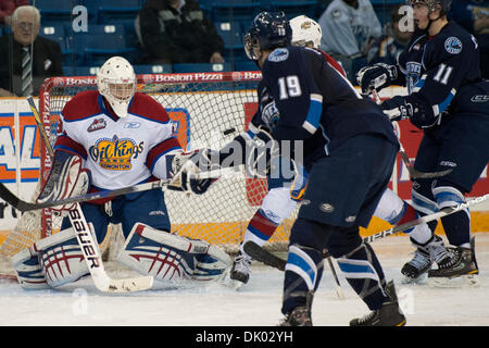 18. Dezember 2010 - Saskatoon, Saskatchewan, Kanada - die Saskatoon Blades ein Tor in Aktion bei den Saskatoon Blades Vs Edmonton Oil Kings Spiel im Credit Union Centre in Saskatoon. (Kredit-Bild: © Derek Mortensen/Southcreek Global/ZUMAPRESS.com) Stockfoto