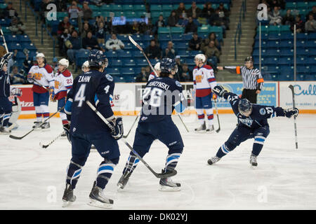 18. Dezember 2010 - Saskatoon, Saskatchewan, Kanada - Saskatoon Blades Zentrum Brent Benson (#27) feiert sein Tor in Aktion während der Saskatoon Blades Vs Edmonton Oil Kings Spiel im Credit Union Centre in Saskatoon. (Kredit-Bild: © Derek Mortensen/Southcreek Global/ZUMAPRESS.com) Stockfoto