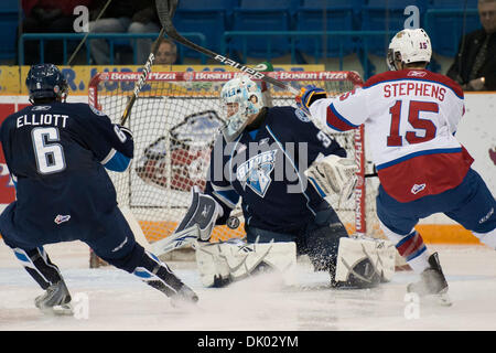 18. Dezember 2010 - Saskatoon, Saskatchewan, Kanada - Saskatoon Blades Torhüter Steven Stanford (#35) macht einen Zwischenstopp in Aktion bei den Saskatoon Blades Vs Edmonton Oil Kings Spiel im Credit Union Centre in Saskatoon. (Kredit-Bild: © Derek Mortensen/Southcreek Global/ZUMAPRESS.com) Stockfoto