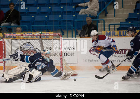 18. Dezember 2010 - Saskatoon, Saskatchewan, Kanada - Saskatoon Blades Verteidiger Duncan Siemens (#5) löscht den Puck in Aktion während der Saskatoon Blades Vs Edmonton Oil Kings Spiel im Credit Union Centre in Saskatoon. (Kredit-Bild: © Derek Mortensen/Southcreek Global/ZUMAPRESS.com) Stockfoto