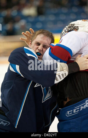 18. Dezember 2010 - Saskatoon, Saskatchewan, Kanada - ein Kampf ausbricht in Aktion während der Saskatoon Blades Vs Edmonton Oil Kings Spiel bei Credit Union Centre in Saskatoon. (Kredit-Bild: © Derek Mortensen/Southcreek Global/ZUMAPRESS.com) Stockfoto