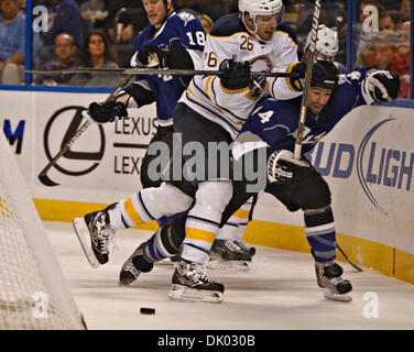 18. Dezember 2010 - DANIEL WALLACE |   Times.TP 327757 WALL lightning 1 (18.12.2010 Tampa) Buffalo Sabres links Flügel Thomas Vanek (26) Schlachten Tampa Bay Lightning Zentrum Nate Thompson (44) für den Puck in der ersten Periode. ERSTE Periode Aktion: Die Tampa Bay Lightning spielen den Buffalo Sabres in der St. Pete Times Forum in Tampa am Samstag. [Daniel Wallace |   Zeiten] (Credit Imag Stockfoto