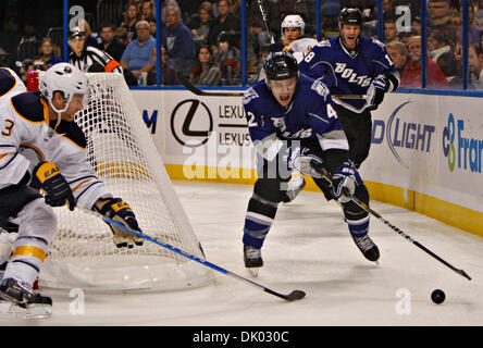 18. Dezember 2010 - DANIEL WALLACE |   Times.TP 327757 WALL lightning 2 (18.12.2010 Tampa) Buffalo Sabres Verteidiger Jordan Leopold (3), links, kämpft gegen Tampa Bay Lightning Zentrum Dana Tyrell (42) für den Puck in der ersten Periode. ERSTE Periode Aktion: Die Tampa Bay Lightning spielen den Buffalo Sabres in der St. Pete Times Forum in Tampa am Samstag. Nach der ersten Periode, die Partitur Stockfoto