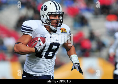 18. Dezember 2010 läuft - Albuquerque, New Mexico, Vereinigte Staaten von Amerika - BYU Cougars Richard Wilson (18) mit dem Ball gegen UTEP Miners im Universitätsstadion. (Kredit-Bild: © Michael Furman/Southcreek Global/ZUMAPRESS.com) Stockfoto