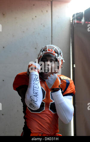 18. Dezember 2010 bereitet - Albuquerque, New Mexico, Vereinigte Staaten von Amerika - UTEP Miners Lavorick Williams aus dem Tunnel vor der 2010 New Mexico Bowl gegen die BYU Cougars im Universitätsstadion kommen. (Kredit-Bild: © Michael Furman/Southcreek Global/ZUMAPRESS.com) Stockfoto