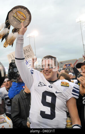 18. Dezember 2010 hält - Albuquerque, New Mexico, Vereinigte Staaten von Amerika - BYU Quarterback Jake Haufen 2010 New Mexico Schüssel offensive Player of the game Award Universitätsstadion. (Kredit-Bild: © Michael Furman/Southcreek Global/ZUMAPRESS.com) Stockfoto