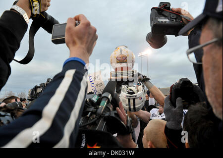 18. Dezember 2010 hält - Albuquerque, New Mexico, Vereinigte Staaten von Amerika - BYU 2010 New Mexico Bowl Trophäe im Universitätsstadion. (Kredit-Bild: © Michael Furman/Southcreek Global/ZUMAPRESS.com) Stockfoto