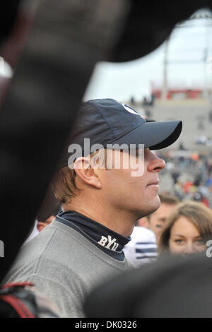 18. Dezember 2010 atmet - Albuquerque, New Mexico, Vereinigte Staaten von Amerika - BYU Trainer Bronco Mendenhall vor dem Empfang der New Mexico Bowl Trophäe. (Kredit-Bild: © Michael Furman/Southcreek Global/ZUMAPRESS.com) Stockfoto