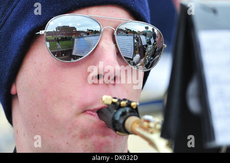 18. Dezember 2010 wird ein BYU-Band-Mitglied während der 2010 New Mexico Bowl zwischen der BYU Cougars und UTEP Miners - Albuquerque, New Mexico, Vereinigte Staaten von Amerika - Universitätsstadion reflektiert. (Kredit-Bild: © Michael Furman/Southcreek Global/ZUMAPRESS.com) Stockfoto