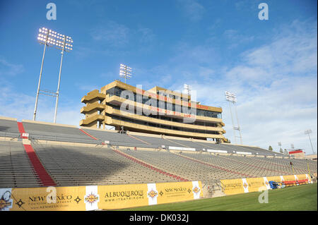 18. Dezember 2010 - Albuquerque, New Mexico, Vereinigte Staaten von Amerika - eine allgemeine Übersicht über Universitätsstadion vor 2010 New Mexico Schüssel zwischen der BYU Cougars und UTEP Miners. (Kredit-Bild: © Michael Furman/Southcreek Global/ZUMAPRESS.com) Stockfoto