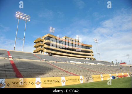 18. Dezember 2010 - Albuquerque, New Mexico, Vereinigte Staaten von Amerika - eine allgemeine Übersicht über Universitätsstadion vor 2010 New Mexico Schüssel zwischen der BYU Cougars und UTEP Miners. (Kredit-Bild: © Michael Furman/Southcreek Global/ZUMAPRESS.com) Stockfoto