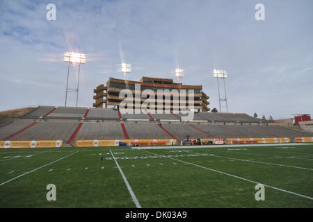 18. Dezember 2010 - Albuquerque, New Mexico, Vereinigte Staaten von Amerika - eine allgemeine Ansicht der Universitätsstadion vor BYU und UTEP antreten in der 2010 New Mexico Bowl im Universitätsstadion. (Kredit-Bild: © Andrew Fielding/Southcreek Global/ZUMAPRESS.com) Stockfoto