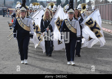 18. Dezember 2010 geht die BYU - Albuquerque, New Mexico, Vereinigte Staaten von Amerika - Blaskapelle rund um den Parkplatz vor BYU und UTEP in der 2010 New Mexico Bowl Stadium Universität antreten. (Kredit-Bild: © Andrew Fielding/Southcreek Global/ZUMAPRESS.com) Stockfoto