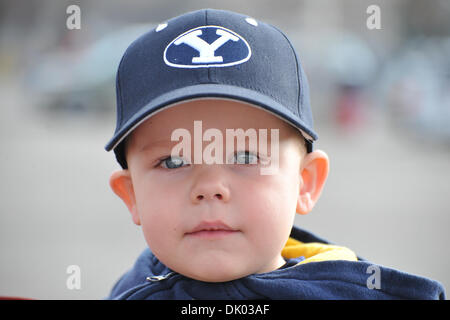 18. Dezember 2010 - Albuquerque, New Mexico, Vereinigte Staaten von Amerika - ein junger BYU Student tragen ein ' Y'' Hut bevor BYU und UTEP in der 2010 New Mexico Bowl Stadium Universität antreten. (Kredit-Bild: © Andrew Fielding/Southcreek Global/ZUMAPRESS.com) Stockfoto