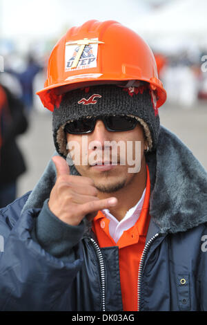 18. Dezember 2010 - Albuquerque, New Mexico, Vereinigte Staaten von Amerika - A UTEP Fan mit ein Bergmann Hut auf vor der BYU und UTEP antreten in der 2010 New Mexico Bowl im Universitätsstadion. (Kredit-Bild: © Andrew Fielding/Southcreek Global/ZUMAPRESS.com) Stockfoto