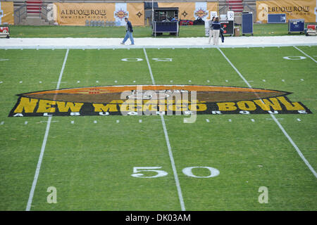 18. Dezember 2010 - Albuquerque, New Mexico, Vereinigte Staaten von Amerika - The New Mexico Bowl Logo gesehen auf dem Feld von der Councourse Ebene vor der BYU und UTEP antreten in der 2010 New Mexico Bowl im Universitätsstadion. (Kredit-Bild: © Andrew Fielding/Southcreek Global/ZUMAPRESS.com) Stockfoto